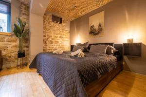 una camera da letto con un letto e un muro di mattoni di Maisonette Rustic Altstadt zentral-Wlan-Parkplatz a Erfurt