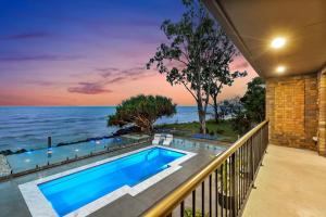 una piscina con vistas al océano en Oceanview on Dudley, en Woodgate