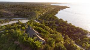 una vista aerea di una casa vicino all'acqua di Inhambane Bay View Home a Inhambane