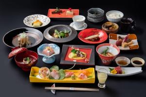 um grupo de pratos de alimentos sobre uma mesa em Hanare Yado Yosizumi em Izu