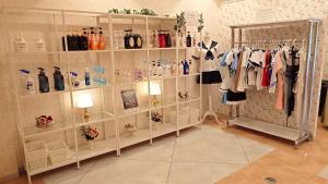 un vestidor con estanterías de ropa y lámparas en ホテルシエル富士店 -大人専用-, en Fuji