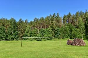 a volley ball net in a field with trees at Pundeliškių sodyba in Skynimai