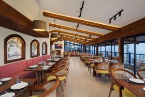Restaurace v ubytování juSTa Hollow Oak, Mussoorie + 12 fotografií