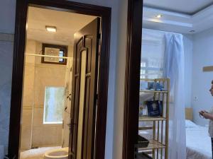 Lu Peaceful Homestay في دا نانغ: حمام مع دش ومرحاض في الغرفة