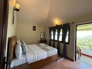 Postel nebo postele na pokoji v ubytování Kumaon Roop Resort Near Kainchi Dham