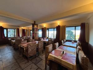 Postel nebo postele na pokoji v ubytování Kumaon Roop Resort Near Kainchi Dham