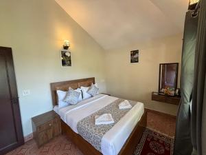 Postel nebo postele na pokoji v ubytování Kumaon Roop Resort Near Kainchi Dham