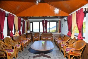 Posezení v ubytování Kumaon Roop Resort Near Kainchi Dham