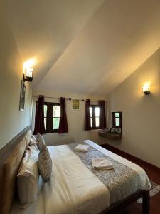 Postel nebo postele na pokoji v ubytování Kumaon Roop Resort Near Kainchi Dham