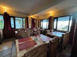 Posezení v ubytování Kumaon Roop Resort Near Kainchi Dham