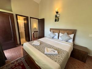 Postel nebo postele na pokoji v ubytování Kumaon Roop Resort Near Kainchi Dham