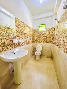 łazienka z umywalką i toaletą w obiekcie Touch Down Family Restaurant & hotel w mieście Katunayake