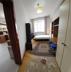 Zimmer mit einem Schlafzimmer mit einem Bett und einem Fenster in der Unterkunft Monhouse in Ulaanbaatar