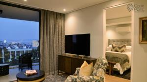 une chambre d'hôtel avec un lit et une télévision dans l'établissement Luxury apartments - Greenpoint - 35 on Main, au Cap