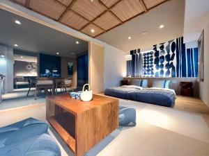Un dormitorio con 2 camas y una mesa en una habitación en Lang Hotel Ueno 朝食付 #上野駅徒歩9分 #秋葉原浅草羽田&成田空港へ便利, en Tokio