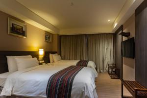 Postel nebo postele na pokoji v ubytování Royal Guest Hotel