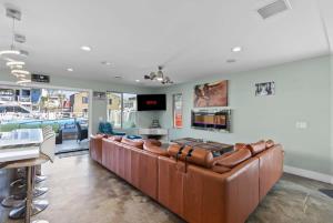 Μια τηλεόραση ή/και κέντρο ψυχαγωγίας στο Voted Airbnb Most Loved Home 2024 Duffy Boat