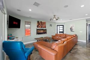 Μια τηλεόραση ή/και κέντρο ψυχαγωγίας στο Voted Airbnb Most Loved Home 2024 Duffy Boat