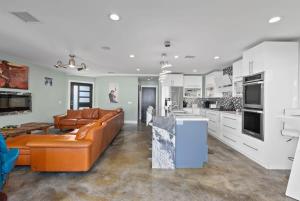 Η κουζίνα ή μικρή κουζίνα στο Voted Airbnb Most Loved Home 2024 Duffy Boat +52 φωτογραφίες