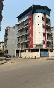 un edificio al lado de una calle en La Residence, en Navi Mumbai