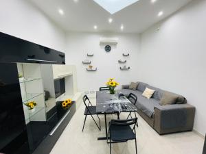 a living room with a couch and a table at G&M Home in Castellana Grotte