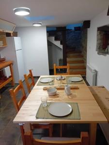 uma mesa de madeira com pratos numa sala em Wonderful Rural House Lena 