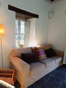 um sofá numa sala de estar com uma janela em Wonderful Rural House Lena 