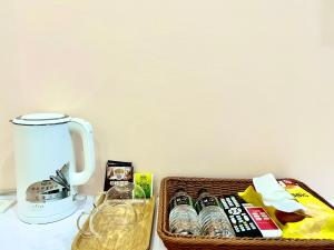 小琉球的住宿－宿室唷，桌上装有饮料和搅拌机的篮子
