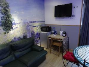 TV a/nebo společenská místnost v ubytování Datcha Bourguignonne, Chambres & Gîte + 20 fotografií