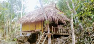 eine kleine Hütte mitten im Wald in der Unterkunft Pù Luông Jungle Homestay in Pu Luong