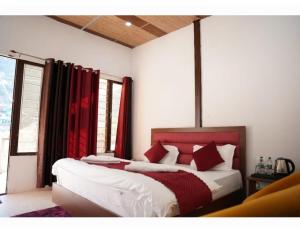 1 dormitorio con 1 cama grande y cortinas rojas en Rishi Dhara Resort and Cottages, Barkot, en Barkot