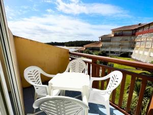 balkon ze stołem i krzesłami oraz widokiem w obiekcie Résidence Le Boucanier - Studio pour 4 Personnes 144 w mieście Vieux-Boucau-les-Bains
