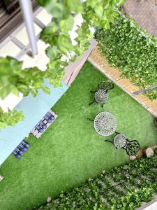 un modelo de jardín con rocas y césped en 滝野苑, en Tokio