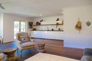 un soggiorno con sedia e una cucina di The River Shack, Vintage Luxe, Right Beside River a Noosaville