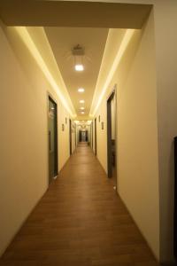een gang in een kantoorgebouw met een lange gang bij Hostells in Pune