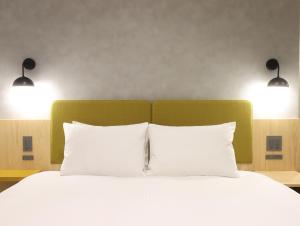 Postel nebo postele na pokoji v ubytování HOTEL Tomiya with M's