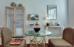 sala de estar con mesa de cristal y 2 sillas en Room & Vespa 4 - Central Seminyak Near Beach, en Seminyak