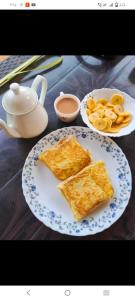 een bord ontbijtproducten met toast en een kopje thee bij Marari Red Angel in Mararikulam