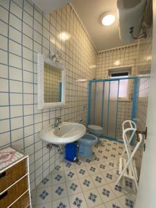 y baño con lavabo y aseo. en Casa Bella Capri, en Capri