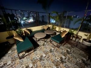 un patio con tavolo e sedie sul balcone. di Kasa Comfort Inn a Indore