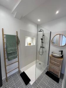 a bathroom with a shower with a glass door at Suite avec Jacuzzi, 15 min de Disneyland Paris - Le Nid d'Eliyah in Nanteuil-lès-Meaux