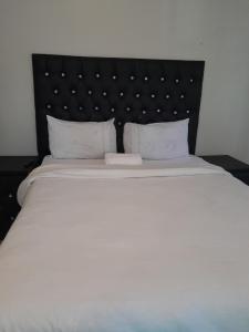 سرير أو أسرّة في غرفة في Guest House Lodge