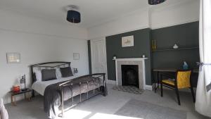 Spacious home, by Headingley Stadium, LGI, Leeds Arena, and the University of Leeds客房内的一张或多张床位
