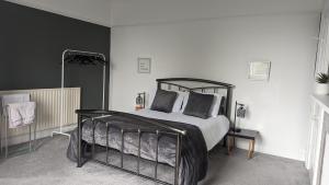 Spacious home, by Headingley Stadium, LGI, Leeds Arena, and the University of Leeds客房内的一张或多张床位