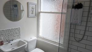 Spacious home, by Headingley Stadium, LGI, Leeds Arena, and the University of Leeds的一间浴室