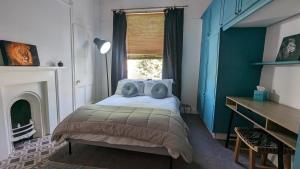 Spacious home, by Headingley Stadium, LGI, Leeds Arena, and the University of Leeds客房内的一张或多张床位