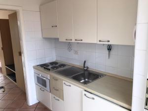 A kitchen or kitchenette at Apartment - Studio Arndt - Riva del Garda - 200 Meter Vom See