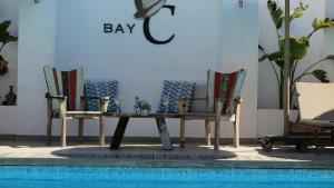 einen Tisch und zwei Stühle neben einem Pool in der Unterkunft Bay C in Alacati