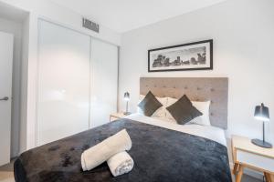 a bedroom with a large bed in a room at CBD Riverview 2B1B Apt w Shared Pool, Gym in Brisbane