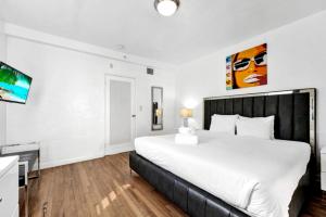 1 dormitorio con 1 cama blanca grande en una habitación en L'Etoile Apartments Part of the Oasis Casita Collection, en Miami Beach